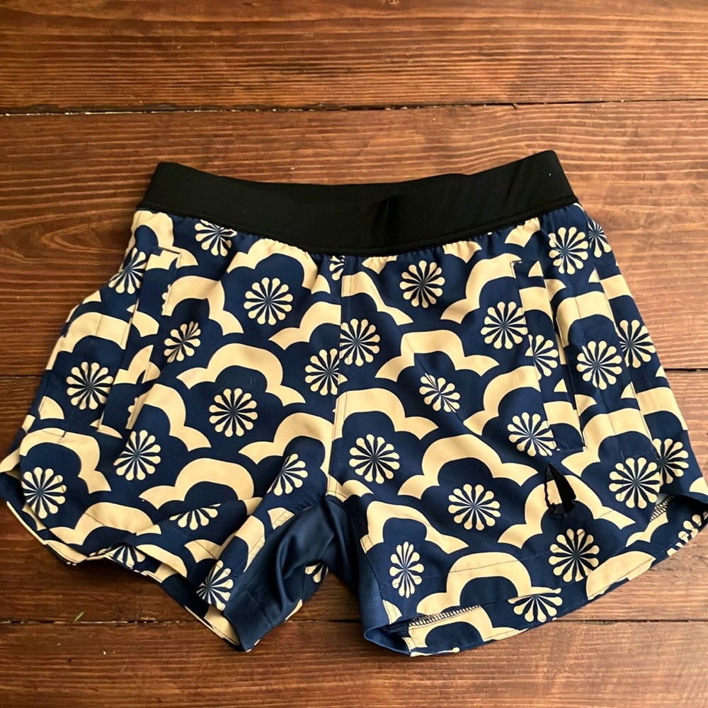 Tachuntfish shorts size SM